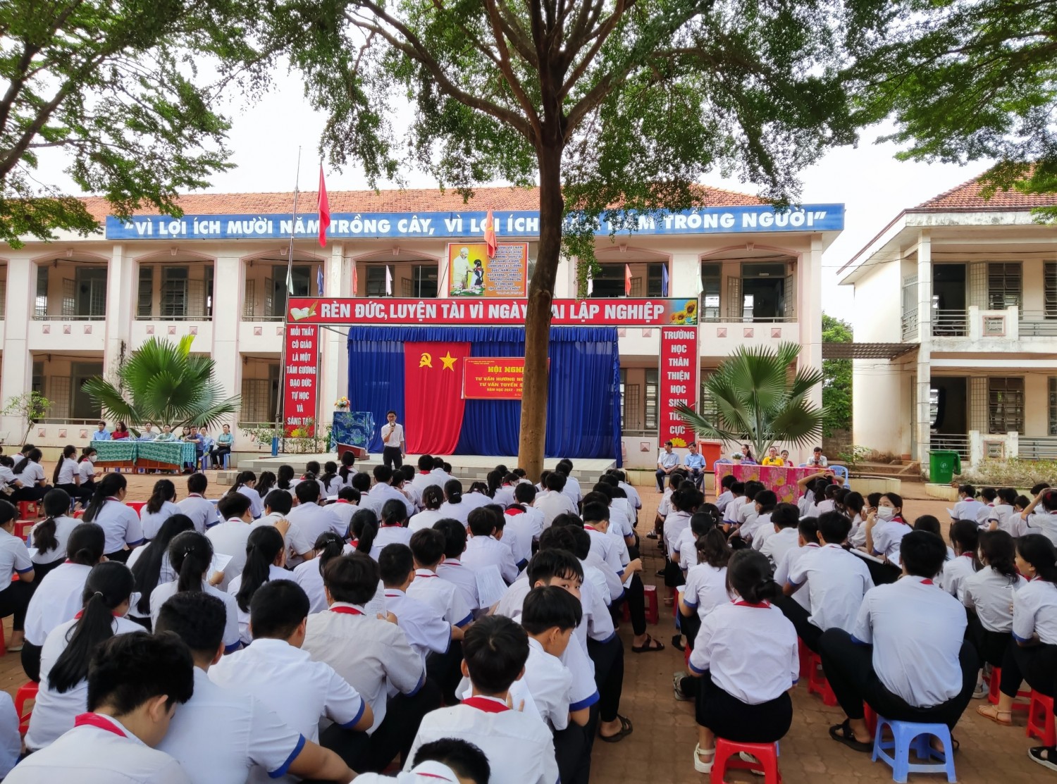 Học sinh Trường THCS Bù Nho được tư vấn hướng nghiệp