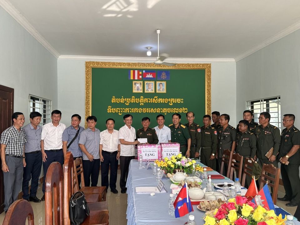 ĐOÀN CÔNG TÁC HUYỆN PHÚ RIỀNG THĂM, CHÚC TẾT TIỂU ĐOÀN 2, TIỂU KHU QUÂN SỰ KRATIE NHÂN TẾT CHOL THNAM THMAY