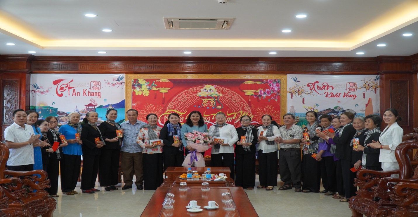 THƯỜNG TRỰC HUYỆN ỦY PHÚ RIỀNG GẶP MẶT ĐOÀN ĐẠI BIỂU NỮ KHÁNG CHIẾN HUYỆN PHÚ RIỀNG DỰ ĐẠI HỘI NỮ KHÁNG CHIẾN TỈNH BÌNH PHƯỚC