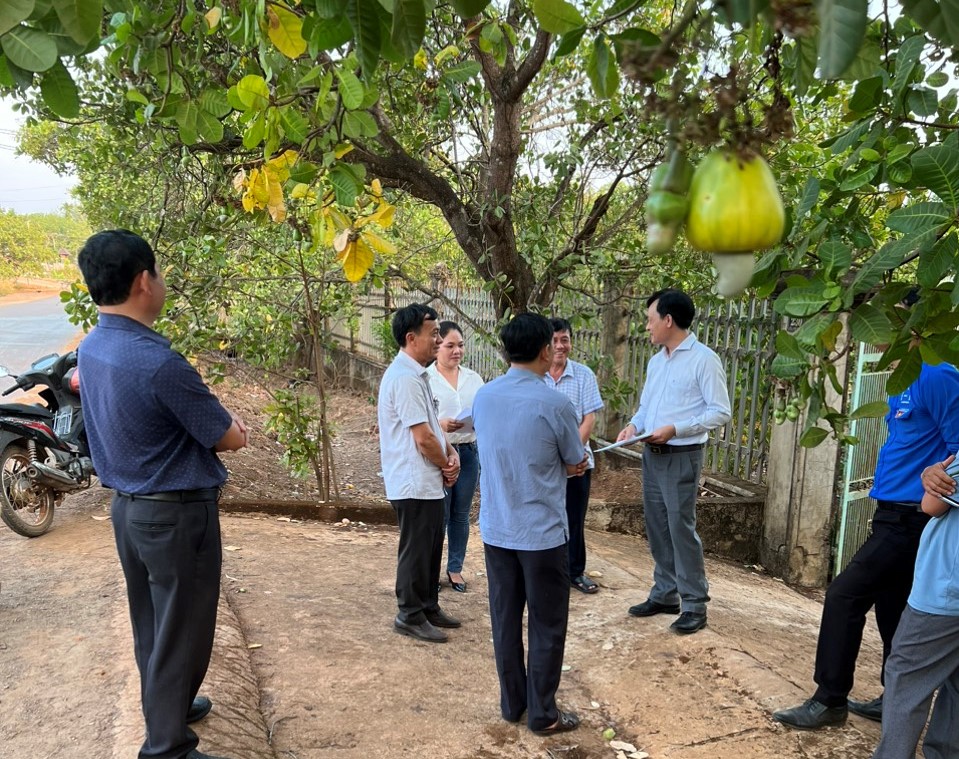 Chủ tịch UBND huyện Phú Riềng gặp gỡ người dân bàn giao mặt bằng mở rộng tuyến đường từ Ngã tư Cầu Đường kết nối với đường ĐT.741.