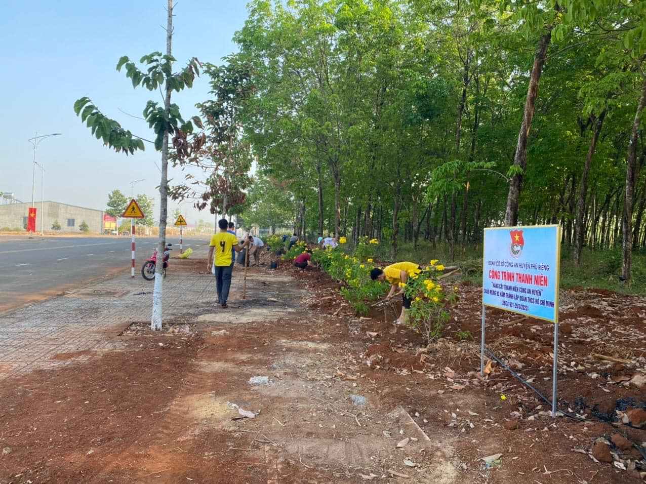 Đoàn thanh niên Công an huyện Phú Riềng chung tay bảo vệ môi trường.