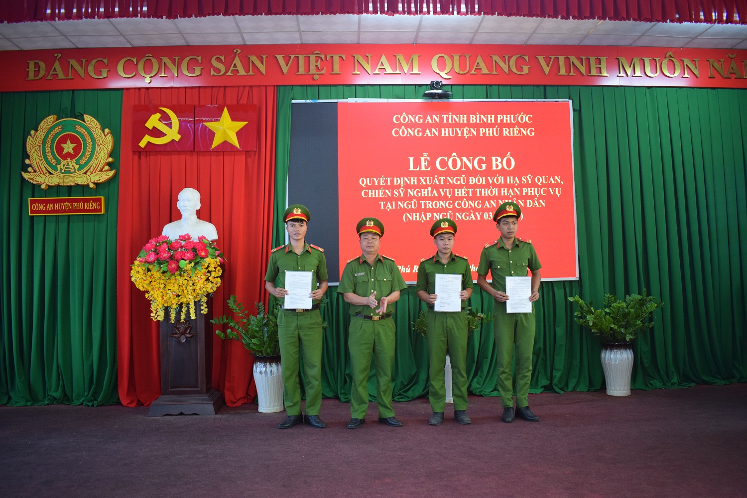 3 CÔNG DÂN THỰC HIỆN NGHĨA VỤ CÔNG AN NHÂN DÂN TẠI HUYỆN PHÚ RIỀNG ĐƯỢC TRAO QUYẾT ĐỊNH XUẤT NGŨ.
