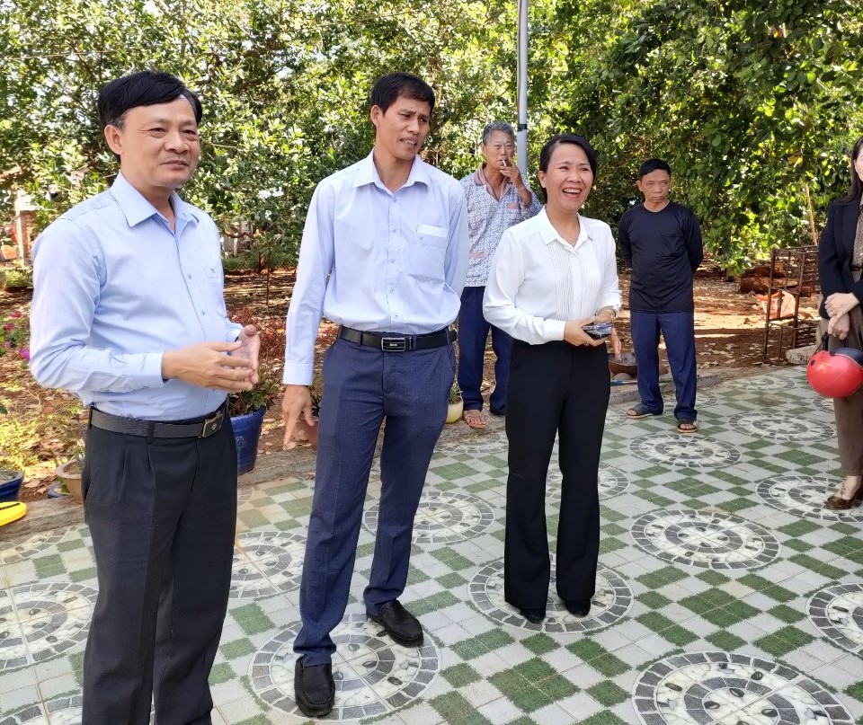 CHỦ TỊCH UBND HUYỆN PHÚ RIỀNG CÙNG NGƯỜI DÂN BÀN PHƯƠNG ÁN THÔNG TUYẾN ĐƯỜNG LIÊN XÃ PHÚ TRUNG ĐI PHƯỚC TÂN.