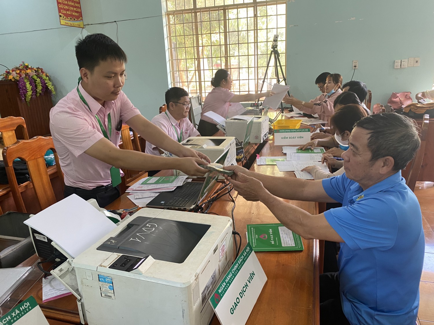 Ngân hàng chính sách huyện Phú Riềng giải ngân số tiền 210 triệu đồng cho các hộ vay xã Long Hưng