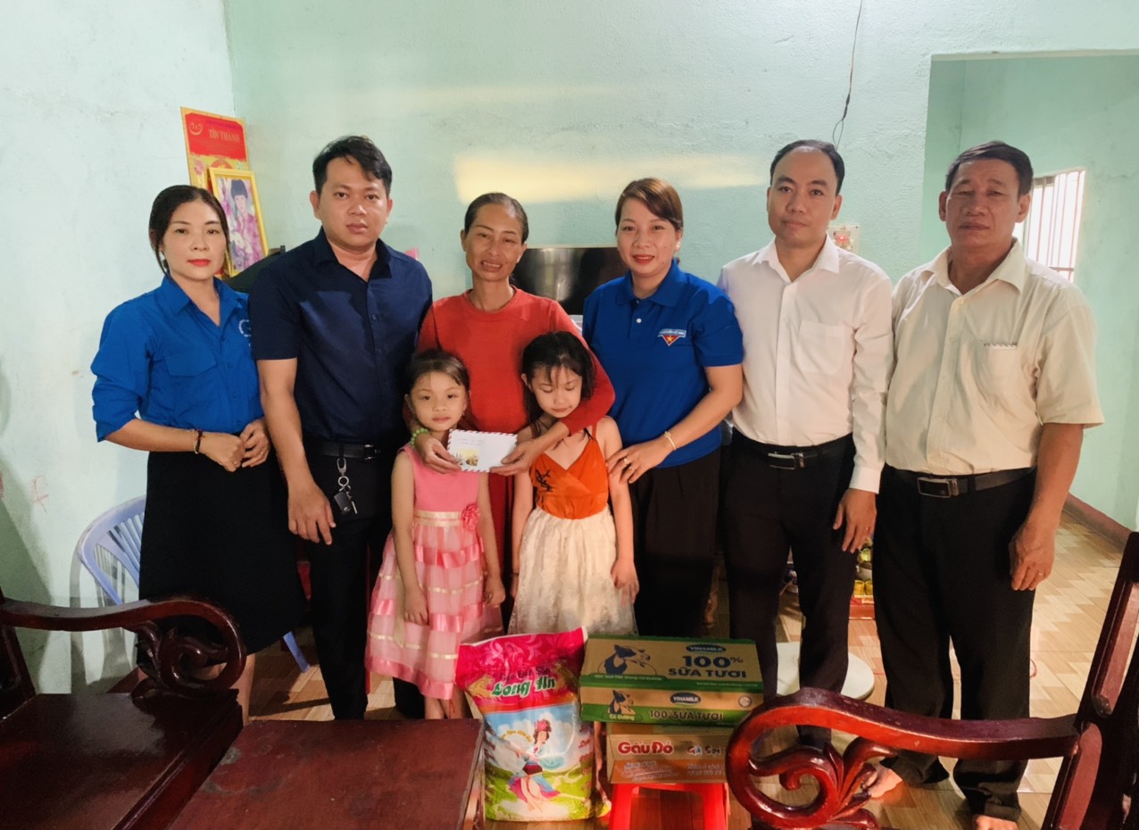 CHI ĐOÀN KHỐI ĐẢNG HUYỆN PHÚ RIỀNG HỖ TRỢ NHÂN ĐẠO CHO GIA ĐÌNH CÓ HOÀN CẢNH KHÓ KHĂN CỦA XÃ PHÚ RIỀNG