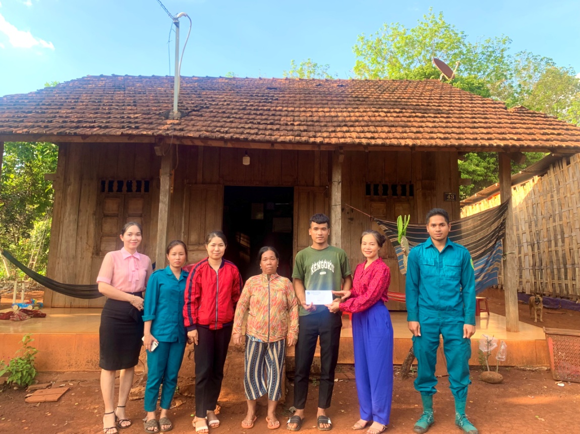 Hội LHPN huyện Phú Riềng thăm tặng quà tân binh có hoàn cảnh khó khăn lên đường nhập ngũ năm 2023