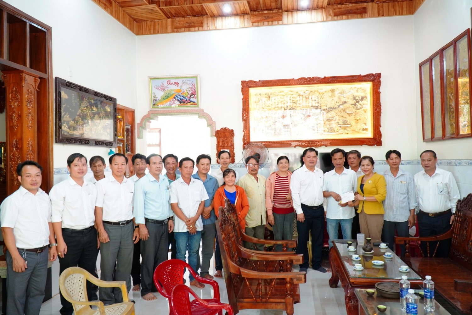 LÃNH ĐẠO HUYỆN PHÚ RIỀNG THĂM, CHÚC XUÂN CÁC HTX TRÊN ĐỊA BÀN 2 XÃ LONG HÀ VÀ LONG BÌNH
