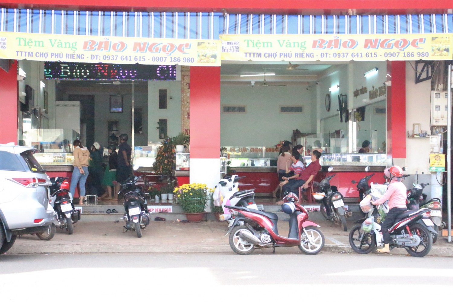 Ghi nhận: Nhộn nhịp ngày vía Thần Tài tại huyện Phú Riềng.