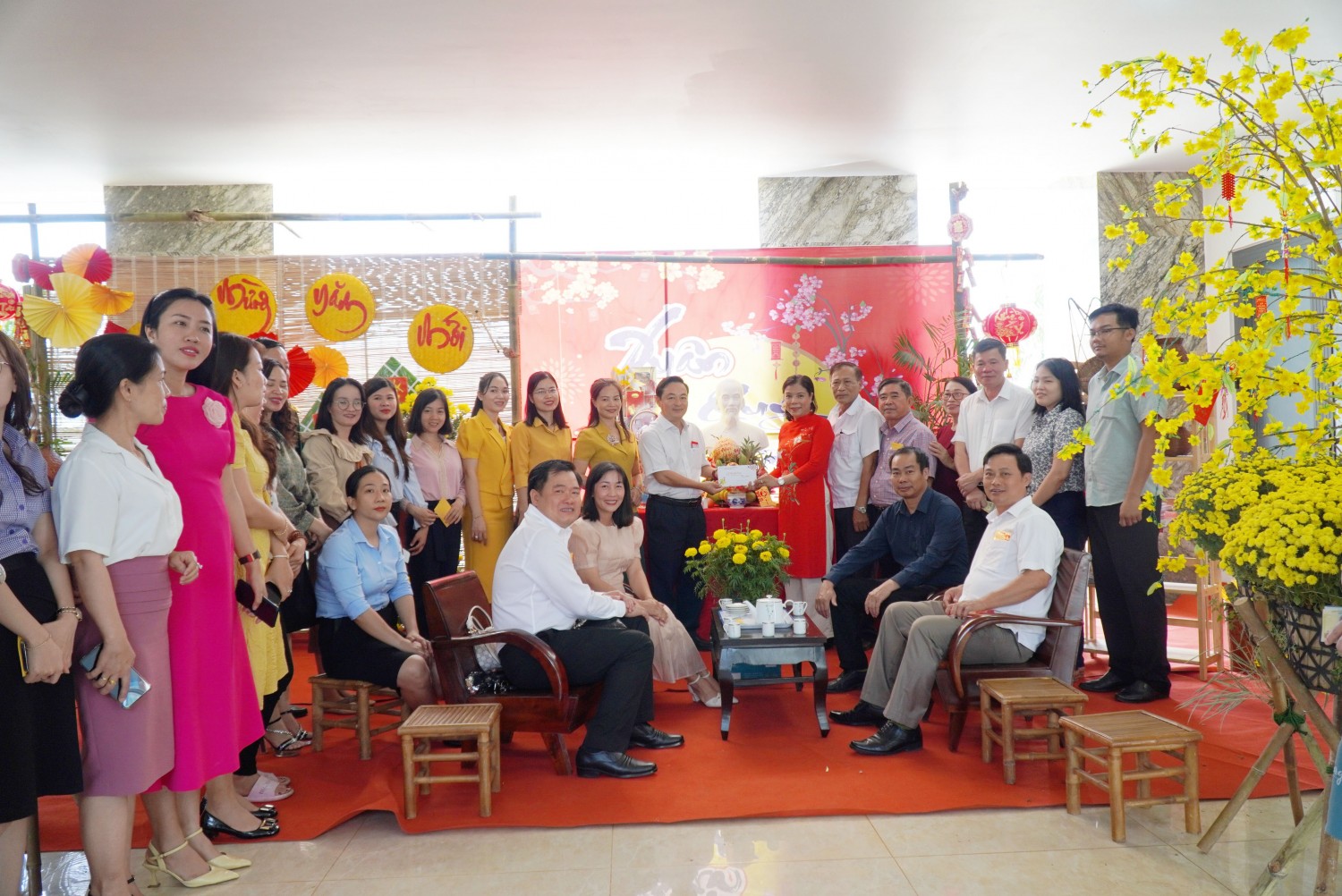 KHAI XUÂN: BÍ THƯ HUYỆN ỦY NGUYỄN THỊ XUÂN HÒA TIN TƯỞNG VỚI VAI TRÒ MTTQ, ĐOÀN THỂ CHÍNH TRỊ XÃ HỘI VÀ CÁC HỘI ĐẶC THÙ HUYỆN SẼ PHÁT HUY SỨC MẠNH ĐẠI ĐOÀN KẾT, CHĂM LO, TỔ CHỨC CÁC PHONG TRÀO THIẾT THỰC TRONG DÂN