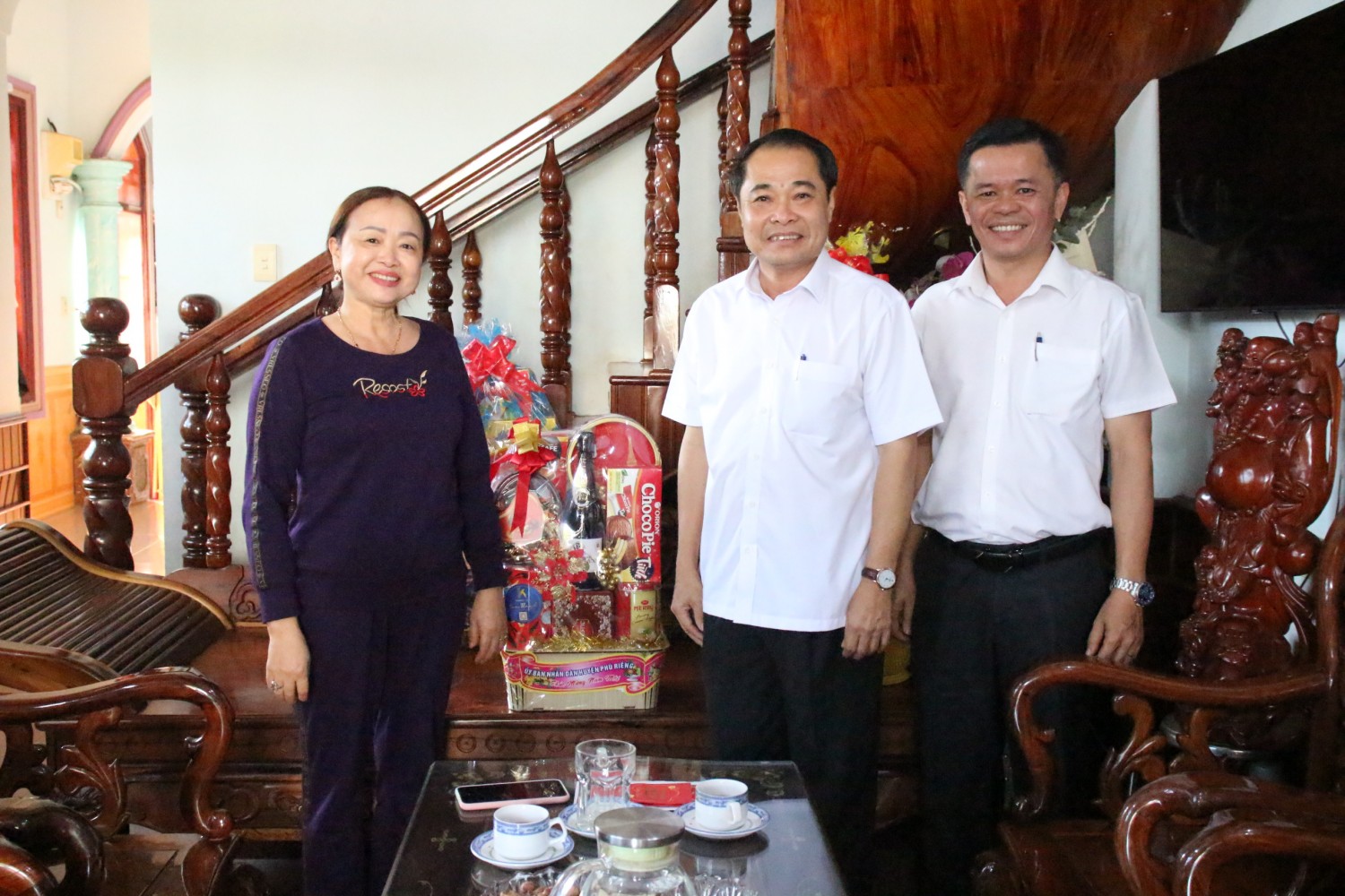 ĐOÀN CÔNG TÁC HUYỆN PHÚ RIỀNG CHÚC TẾT ĐỒNG CHÍ TRẦN THỊ LOAN- NGUYÊN PHÓ CHỦ TỊCH UBND HUYỆN.