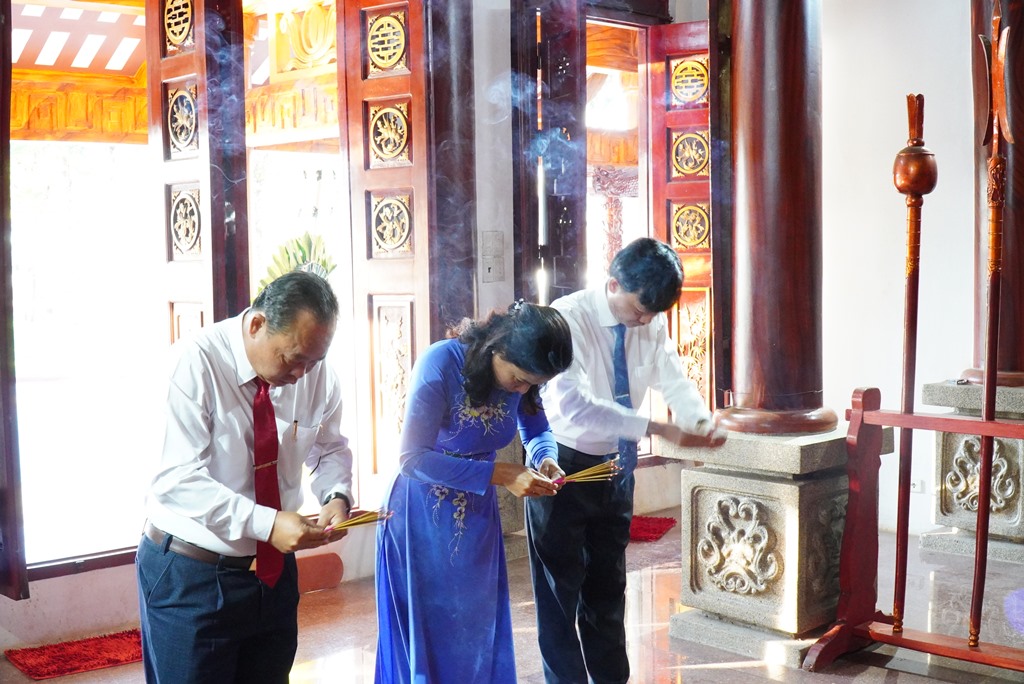 LÃNH ĐẠO HUYỆN PHÚ RIỀNG VIẾNG NHÀ BIA LIỆT SỸ HUYỆN VÀ DÂNG HƯƠNG TẠI ĐỀN HÙNG