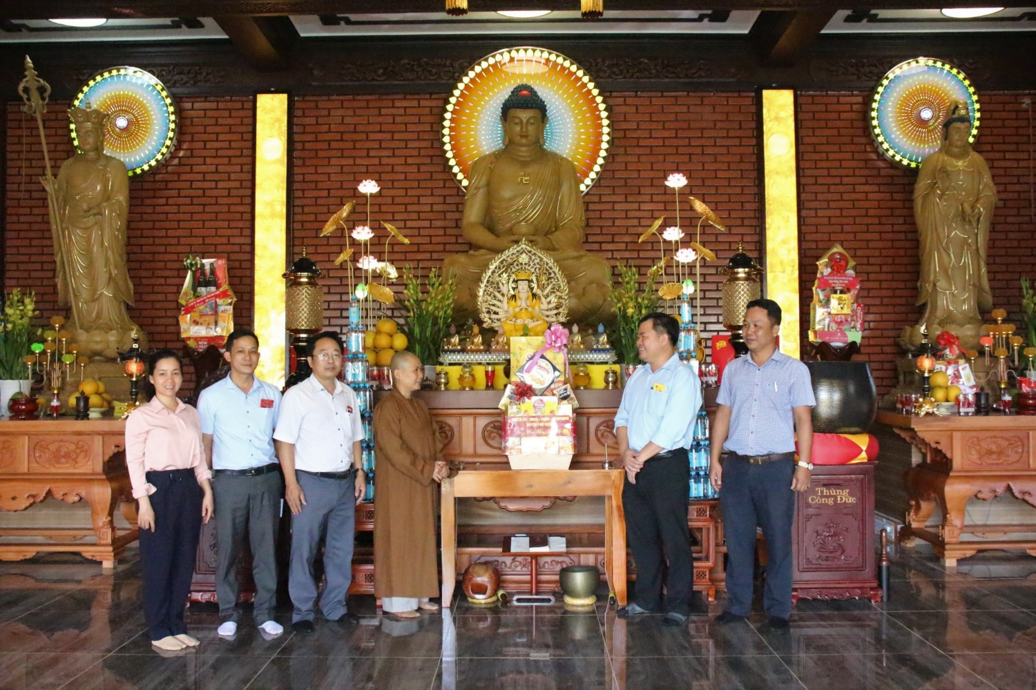 PHÓ CHỦ TỊCH UBND HUYỆN PHÚ RIỀNG LÊ VĂN CHUNG CHÚC TẾT CÁC THƯƠNG BINH, ĐẢNG VIÊN LÃO THÀNH VÀ CHÙA PHÁP LẠC.