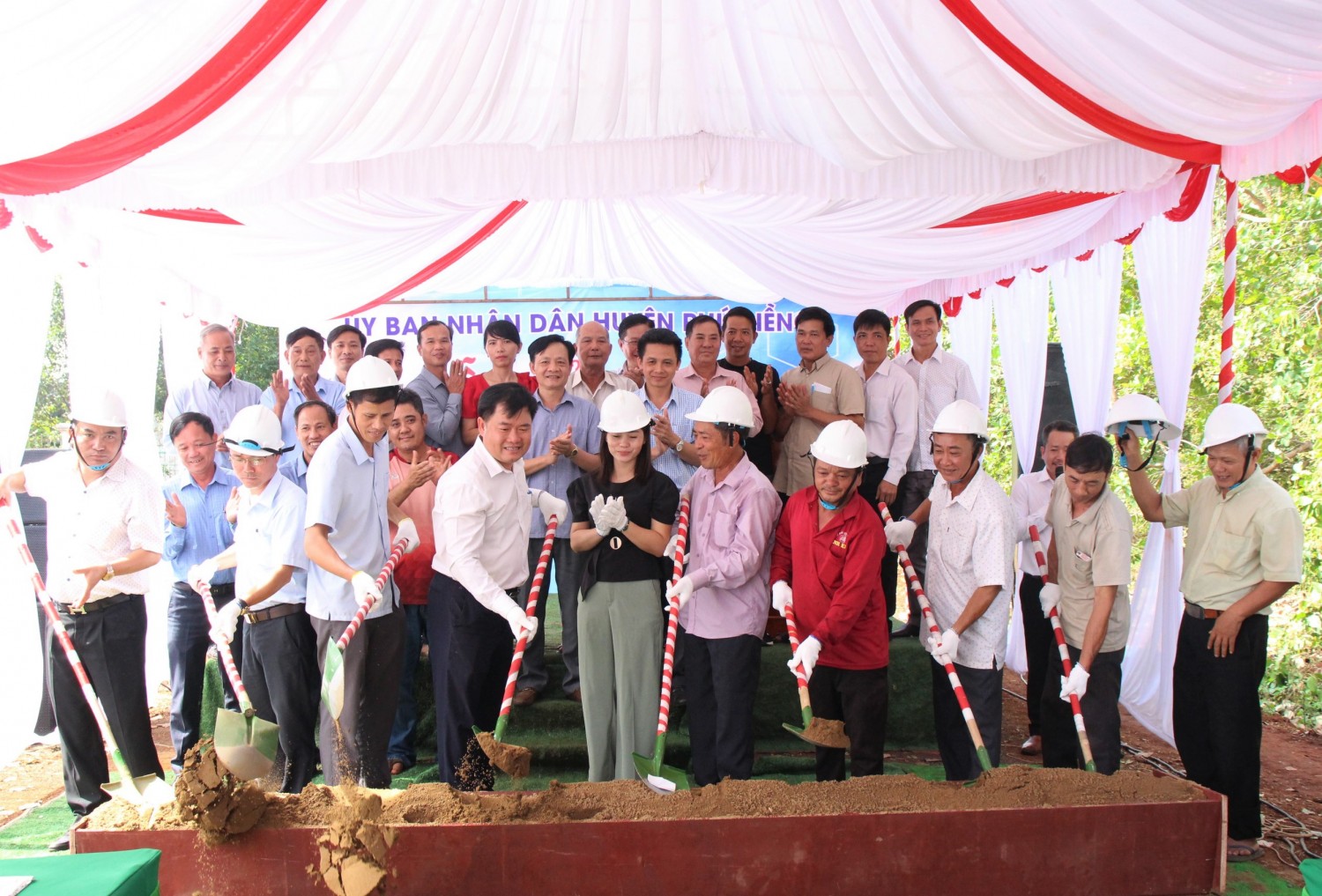 TIẾP TỤC KHỞI CÔNG MỘT TUYẾN ĐƯỜNG Ý ĐẢNG LÒNG DÂN CHÀO NĂM MỚI.