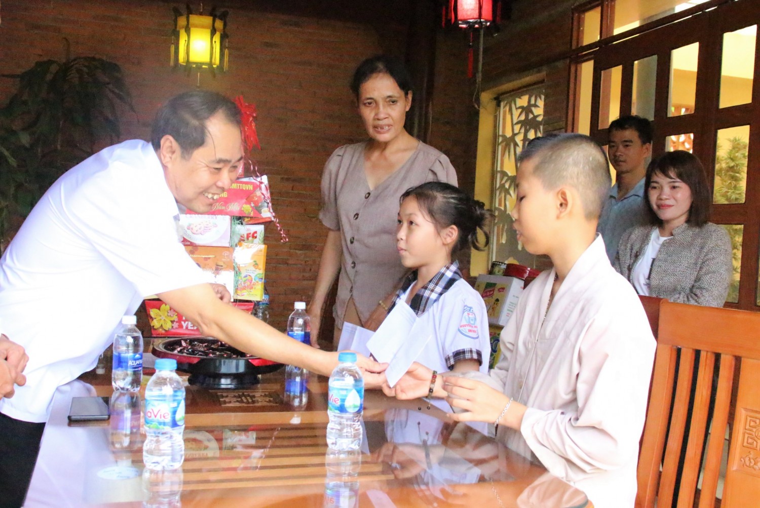 LÃNH ĐẠO HUYỆN PHÚ RIỀNG THĂM, TẶNG QUÀ TRẺ MỒI CÔI TẠI CHÙA THANH BÌNH, XÃ LONG BÌNH.