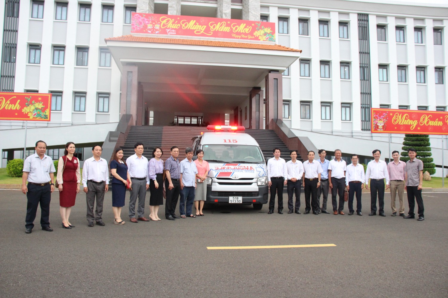NHÓM THẦY QUÂN VÀ NHỮNG NGƯỜI BAN TRAO TẶNG XE CHUYỂN BỆNH NHÂN MIỄN PHÍ CHO HUYỆN PHÚ RIỀNG.