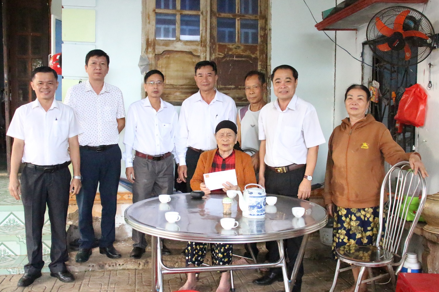 LÃNH ĐẠO HUYỆN PHÚ RIỀNG THĂM TĂNG QUÀ TẾT CÁC ĐẢNG VIÊN HUY HIỆU ĐẢNG, THƯƠNG, BỆNH BINH TRÊN ĐỊA BÀN XÃ LONG TÂN.