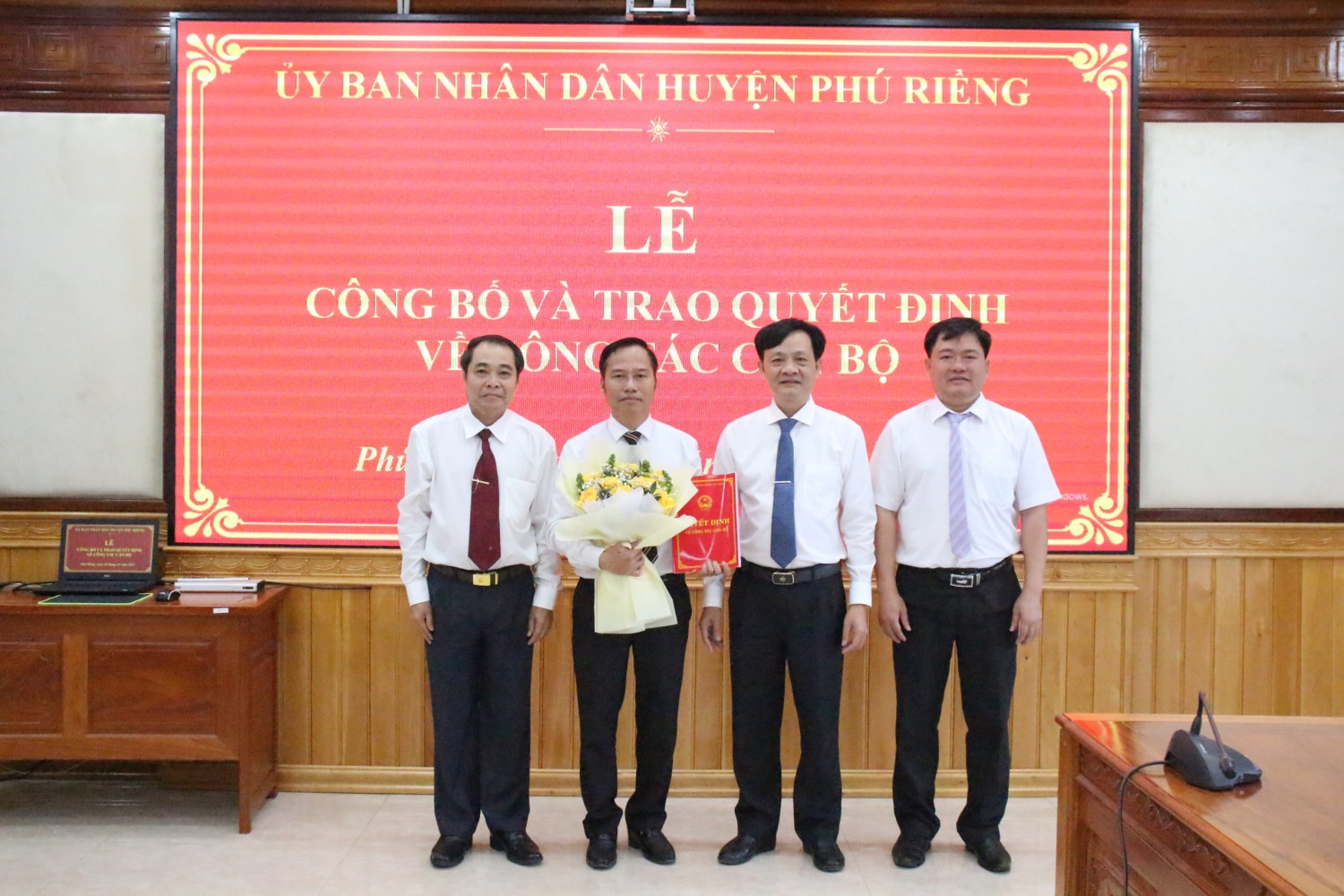 UBND HUYỆN PHÚ RIỀNG TRAO QUYẾT ĐỊNH VỀ CÔNG TÁC CÁN BỘ.