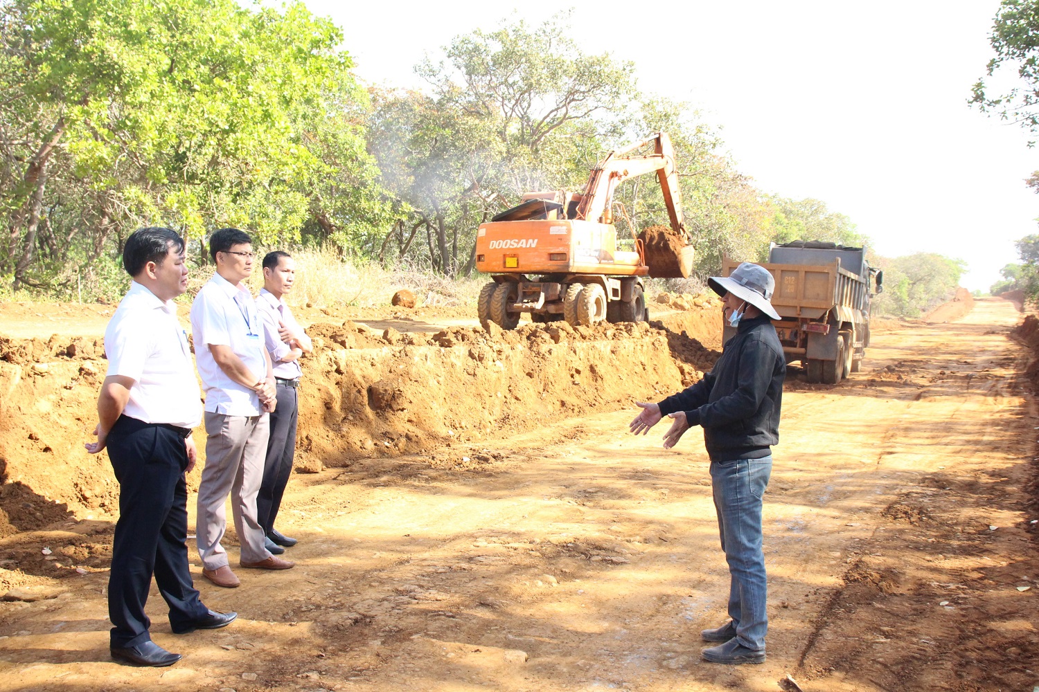 LÃNH ĐẠO HUYỆN PHÚ RIỀNG KIỂM TRA CÁC CÔNG TRÌNH ĐƯỜNG GIAO THÔNG TRÊN ĐỊA BÀN XÃ PHƯỚC TÂN.