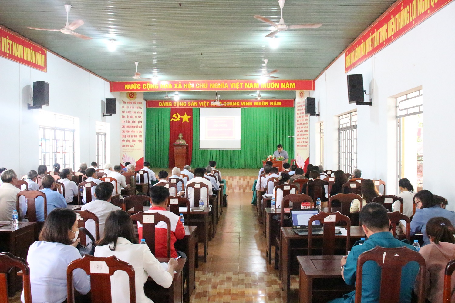 CHỦ TỊCH UBND HUYỆN PHÚ RIỀNG LÊ ANH NAM DỰ HỘI NGHỊ TỔNG KẾT CÔNG TÁC ĐẢNG XÃ BÌNH TÂN.