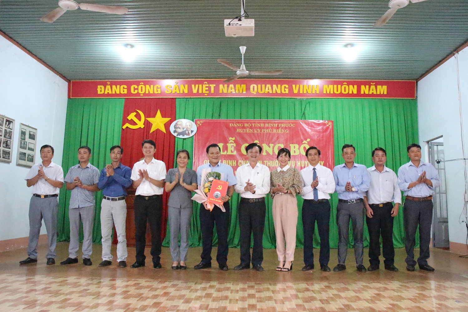 HUYỆN PHÚ RIỀNG CÔNG BỐ VÀ TRAO QUYẾT ĐỊNH VỀ CÔNG TÁC CÁN BỘ.