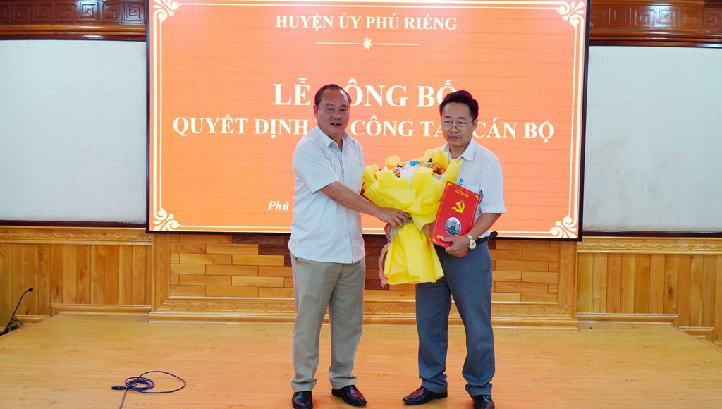 ĐỒNG CHÍ HOÀNG THẠCH SƠN, PHÓ CHÁNH VĂN PHÒNG HUYỆN ỦY PHÚ RIỀNG ĐƯỢC ĐIỀU ĐỘNG ĐẾN NHẬN CÔNG TÁC TẠI LIÊN ĐOÀN LAO ĐỘNG HUYỆN PHÚ RIỀNG