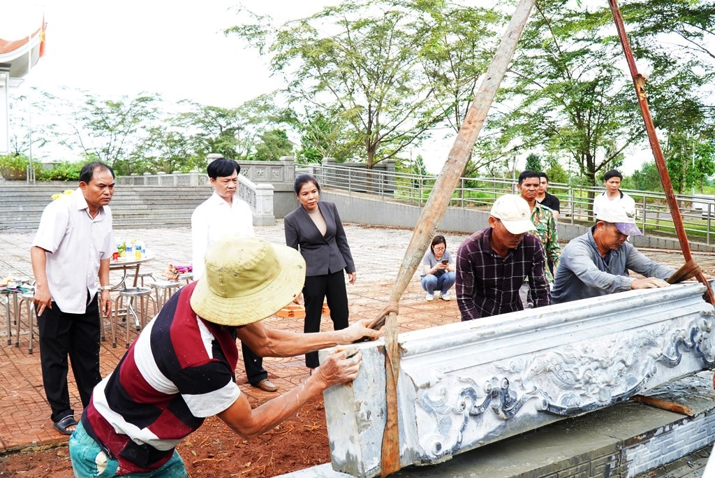 CHỈNH TRANG VÀ LẮP ĐẶT CUỐN THƯ BẰNG ĐÁ TẠI NHÀ BIA TƯỞNG NIỆM LIỆT SỸ HUYỆN PHÚ RIỀNG