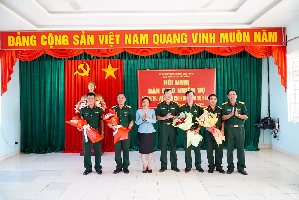 BÀN GIAO CHỨC DANH CHÍNH TRỊ VIÊN BAN CHỈ HUY QUÂN SỰ HUYỆN PHÚ RIỀNG