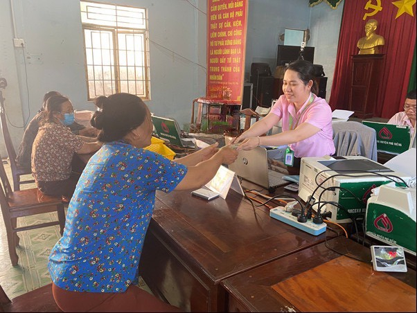 Ngân hàng chính sách huyện Phú Riềng giải ngân cho 22 hộ vay xã Long Tân