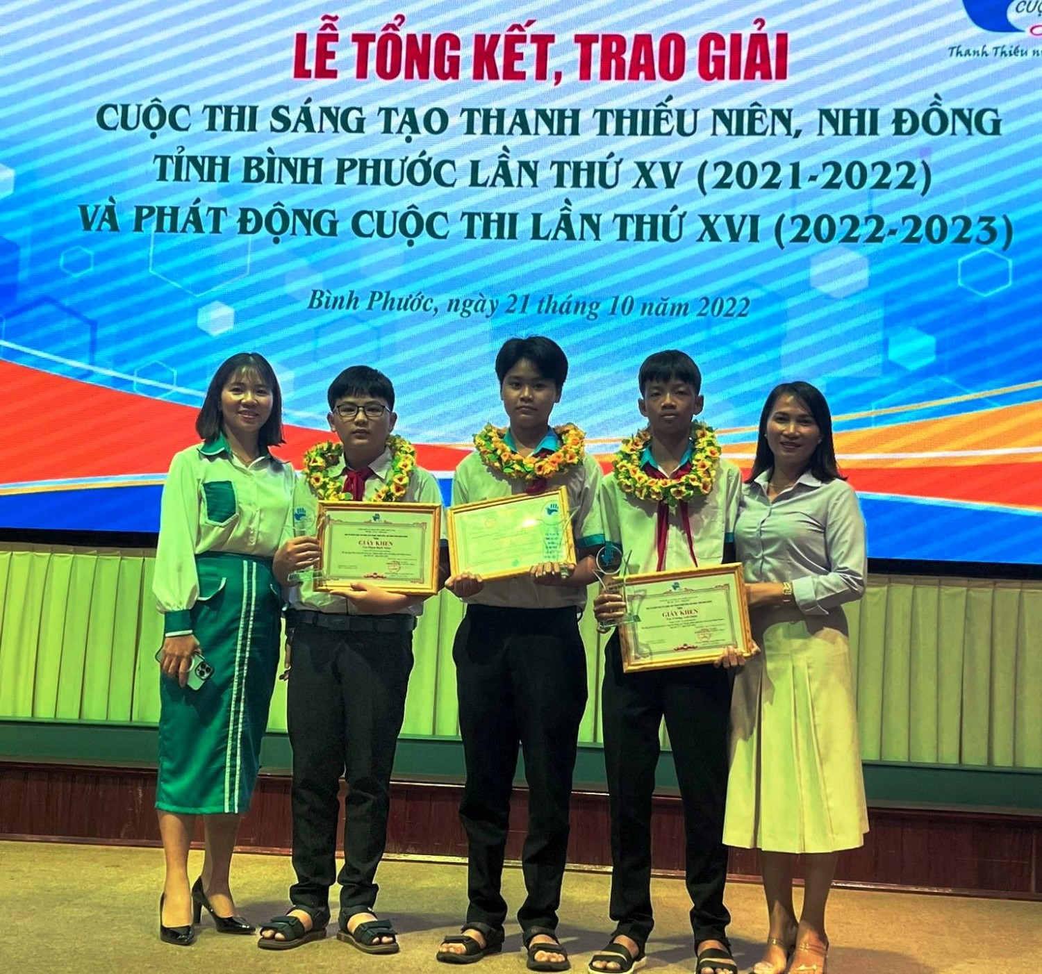 HAI EM NGUYỄN THÙY TRANG VÀ PHẠM BÁCH NHÂN (TRƯỜNG THCS BÙ NHO, HUYỆN PHÚ RIỀNG) GIÀNH GIẢI NHÌ TẠI CUỘC THI SÁNG TẠO THANH THIẾU NIÊN, NHI ĐỒNG TỈNH BÌNH PHƯỚC LẦN THỨ XV
