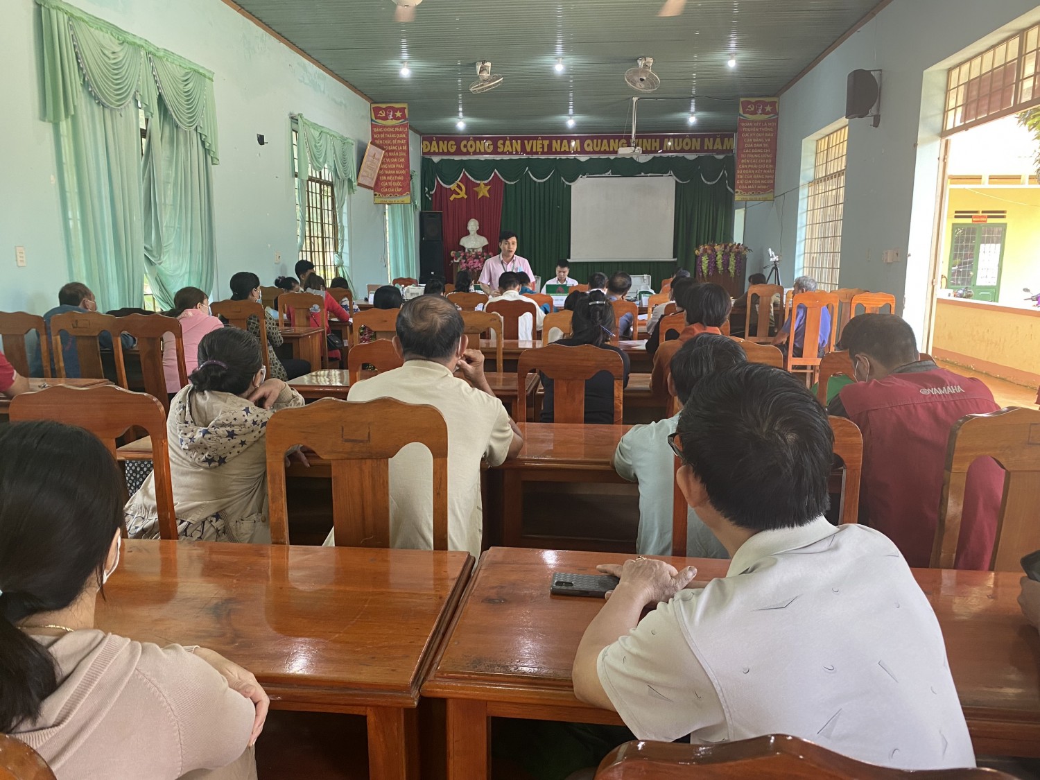Ngân hàng chính sách huyện Phú Riềng giải ngân cho 23 hộ vay xã Long Hưng
