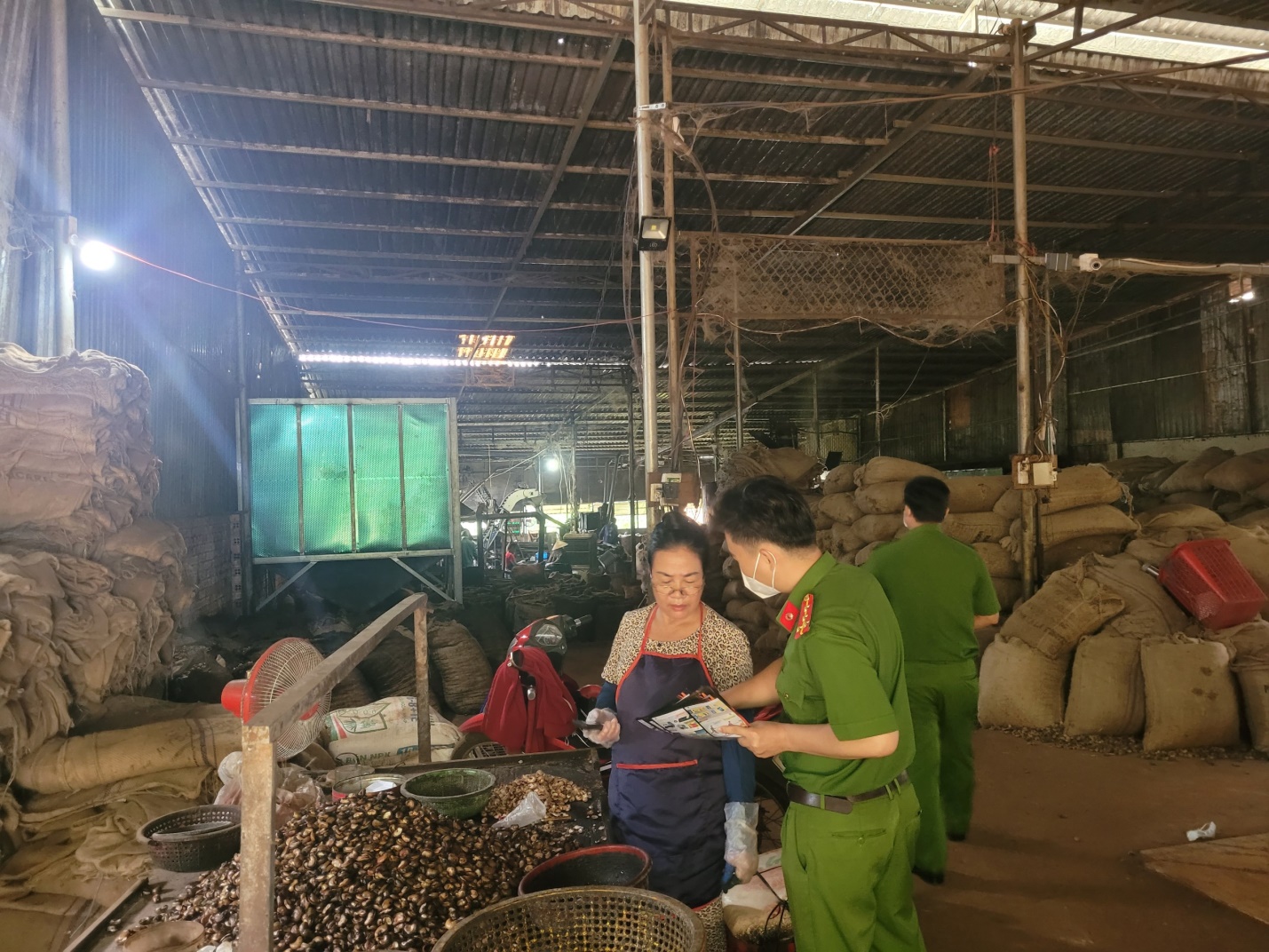 Công an 10 xã trên địa bàn huyện Phú Riềng ra quân tuyên truyền phòng chống cháy nổ.