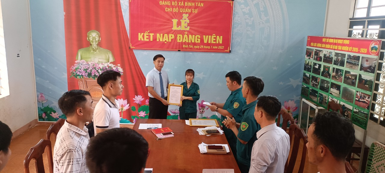 CHI BỘ QUÂN SỰ XÃ BÌNH TÂN KẾT NẠP ĐẢNG VIÊN NHÂN KỶ NIỆM 7 NĂM THÀNH LẬP HUYỆN PHÚ RIỀNG