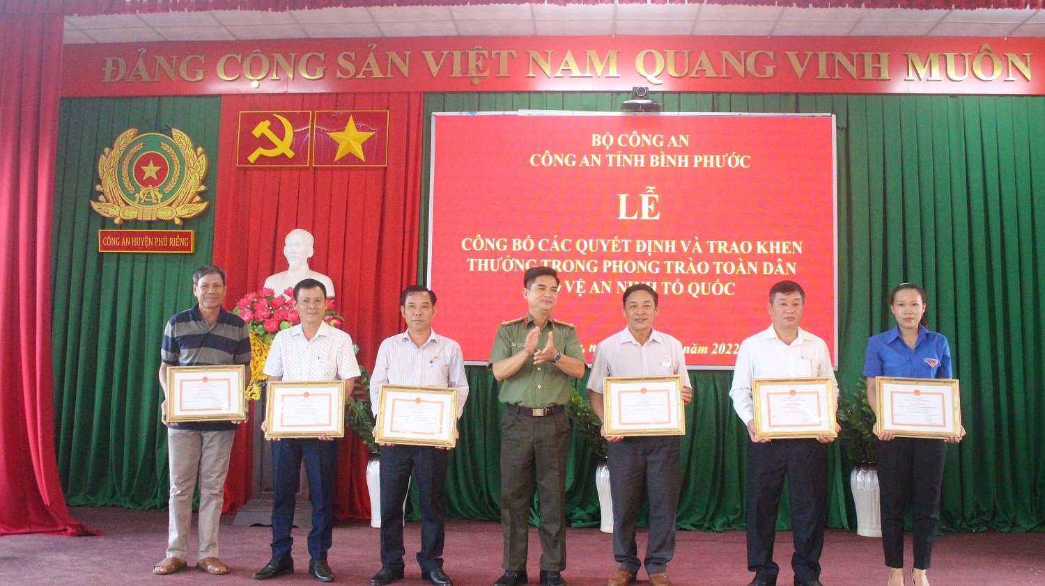Khen thưởng các tập thể, cá nhân trên địa bàn huyện Phú Riềng có thành tích tốt trong Phong trào Toàn dân bảo vệ ANTQ.