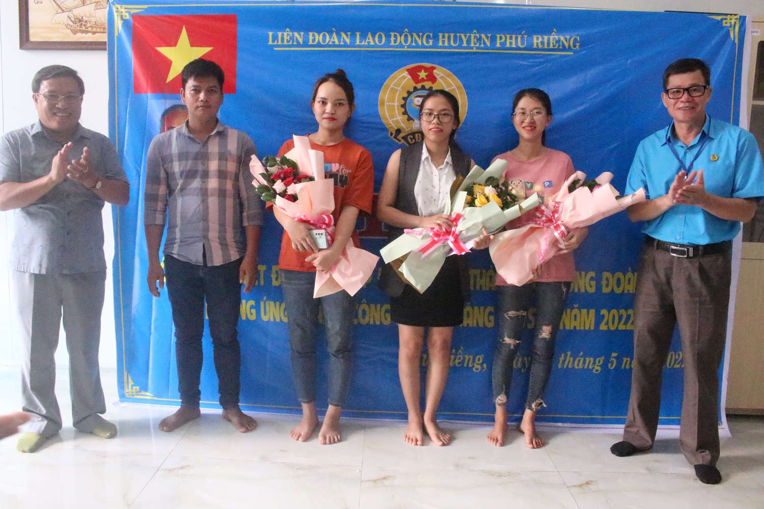 LĐLĐ huyện Phú Riềng bàn giao nhà “Mái ấm công đoàn” và thành lập 2 công đoàn cơ sở.