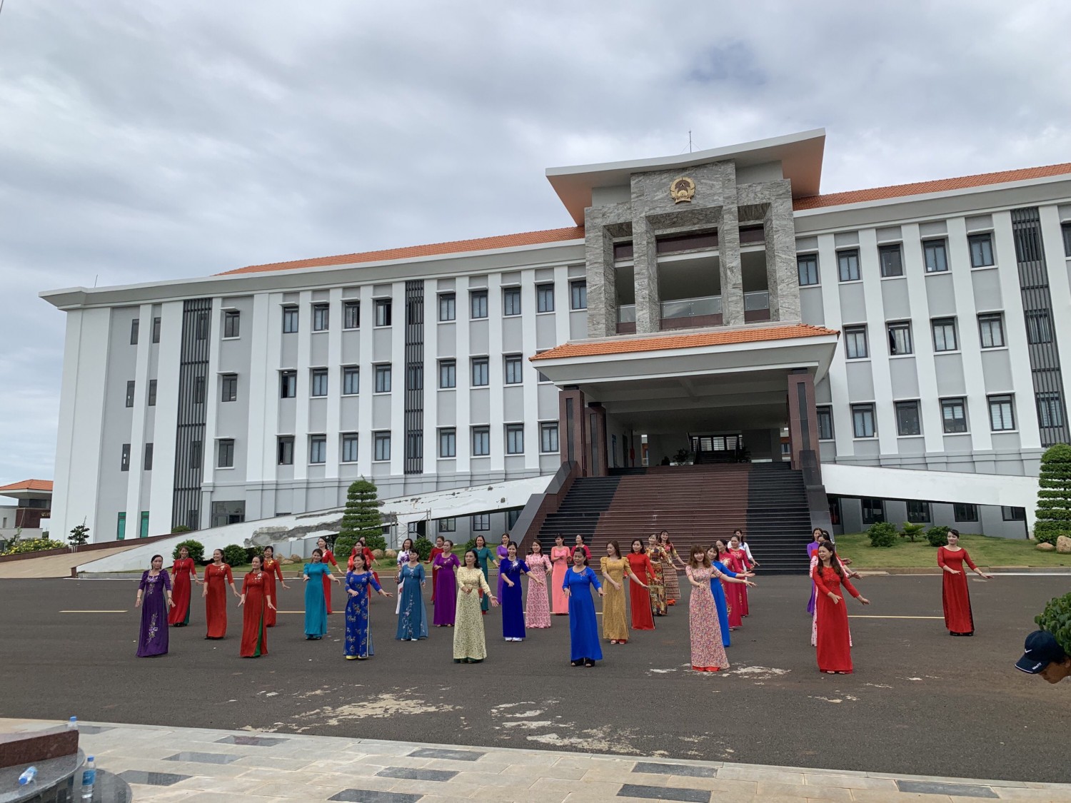 Đồng chí Nguyễn Thị Xuân Hòa – TUV, Bí thư Huyện ủy gặp gỡ các đội thi của Hội LHPN huyện Phú Riềng tham gia Hội thi Dân vũ trực tuyến năm 2022