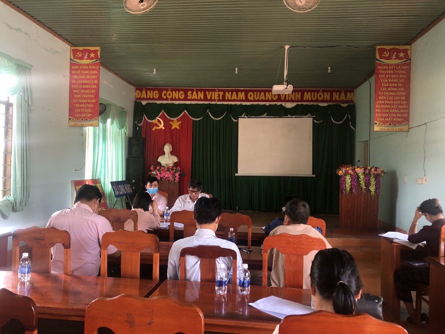BAN ĐẠI DIỆN HỘI ĐỒNG QUẢN TRỊ NGÂN HÀNG CHÍNH SÁCH XÃ HỘI HUYỆN PHÚ RIỀNG KIỂM TRA GIÁM SÁT XÃ LONG HƯNG