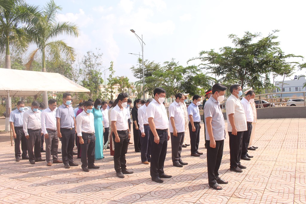 Lãnh đạo huyện Phú Riềng viếng Nhà bia Liệt sỹ và dâng hương tại Đền Hùng