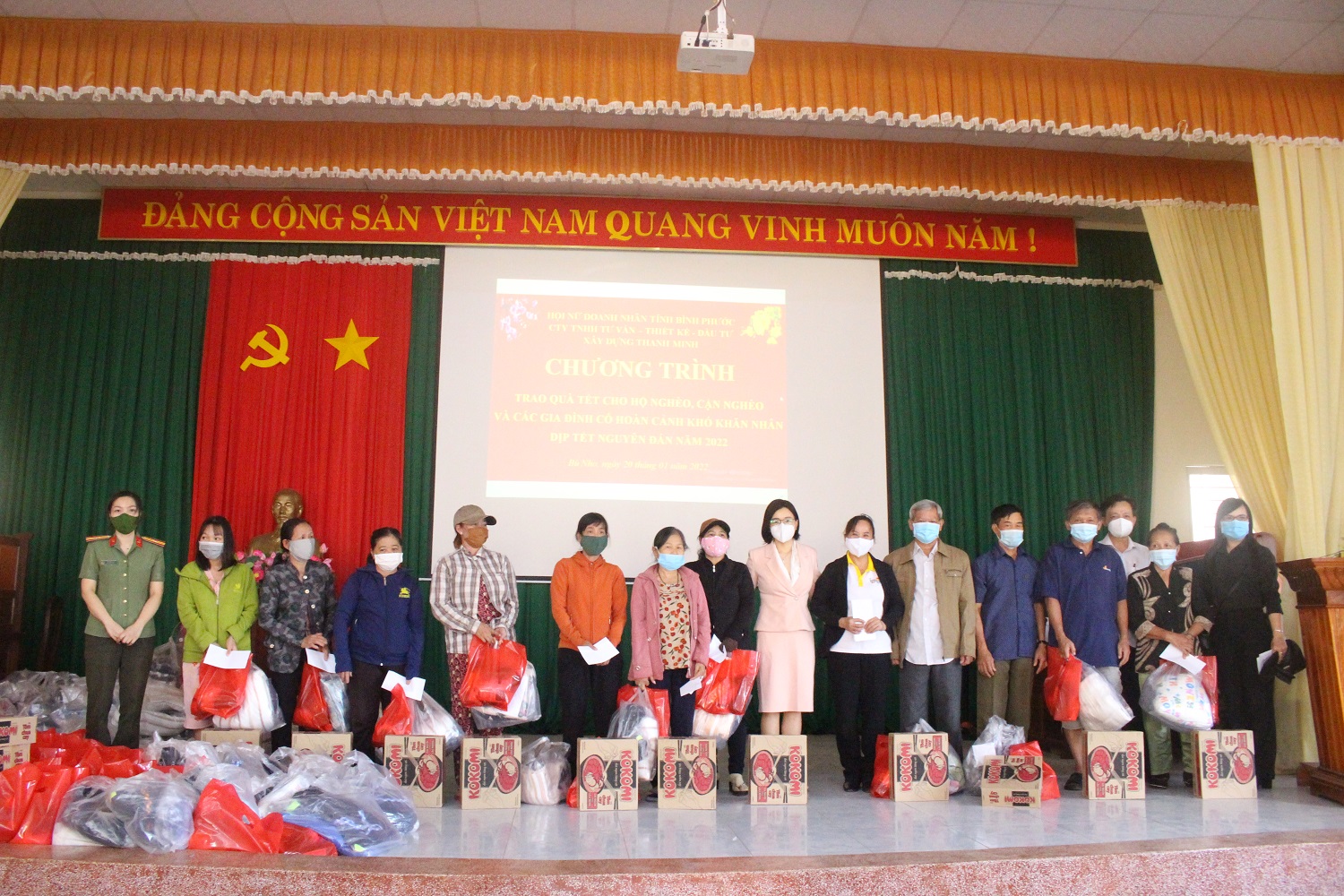 300 phần quà tết đến với người dân có hoàn cảnh khó khăn huyện Phú Riềng.