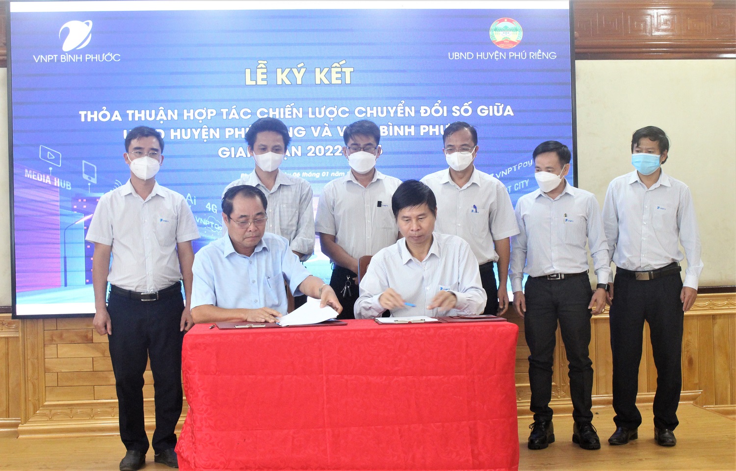 Huyện Phú Riềng và VNPT ký kết hợp tác chuyển đổi số toàn diện giai đoạn 2022-2025.