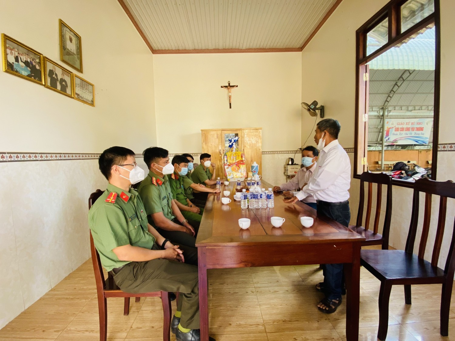 Công an huyện Phú Riềng thăm chúc mừng Lễ Giáng sinh năm 2021.